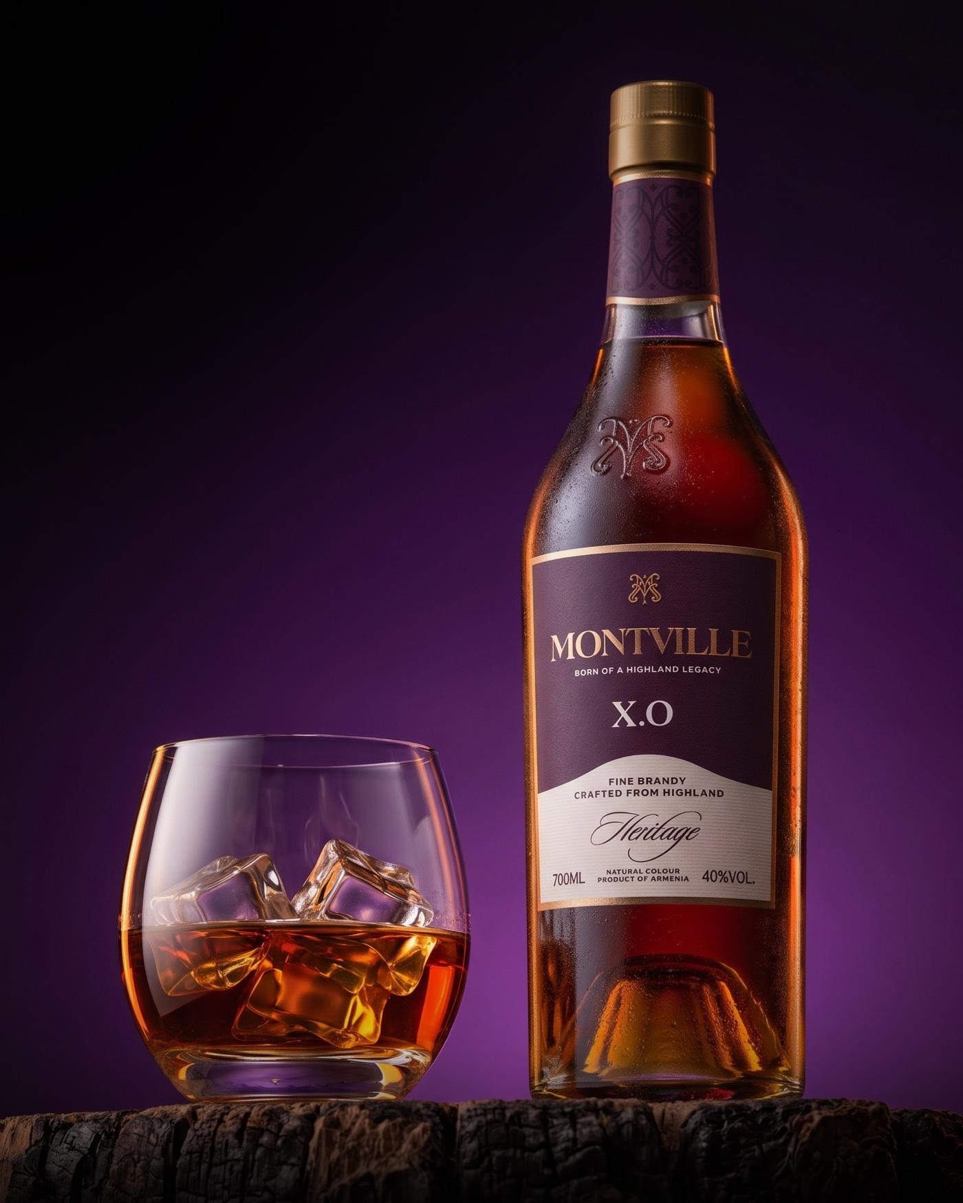 Montville X.O éclairé devant un fond prune, avec un verre servi.